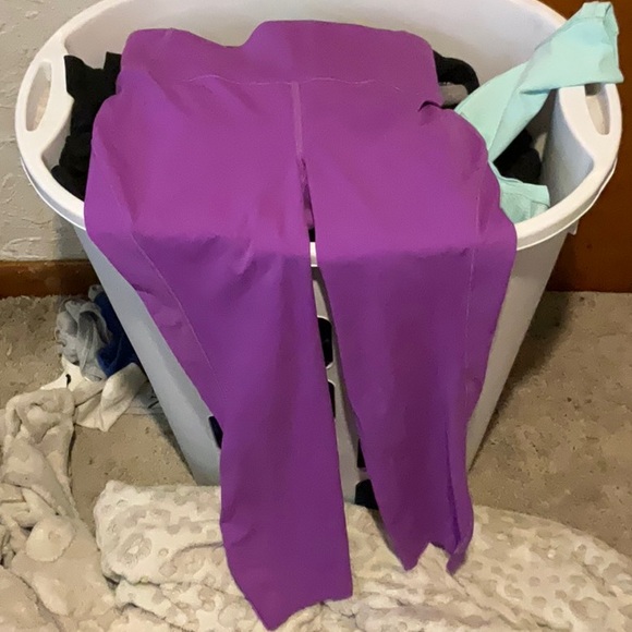 I i’m selling these Lululemon legging they are in color magenta Size 6 - Picture 1 of 4